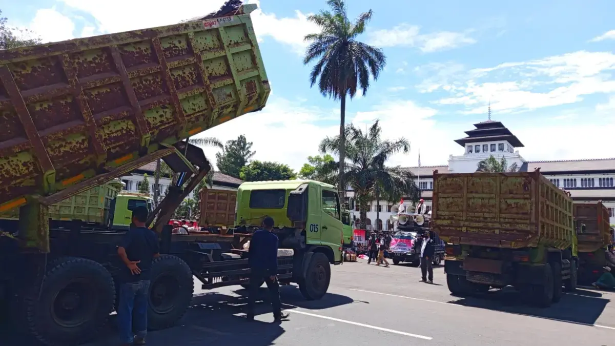 Gedung Sate Dikepung Truk Tronton Tambang, Tuntut Janji Kompensasi Gubernur Jabar Soal Ini! Gedung Sate Dikepung Truk Tronton, Tuntut Janji Kompensasi Penutupan Tambang