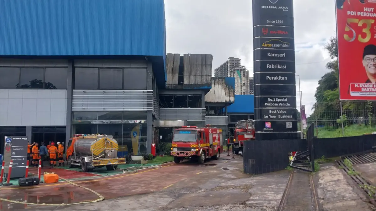 Kebakaran melanda sebuah pabrik karoseri kendaraan, PT Delima Jaya, yang berlokasi di Jalan Sholeh Iskandar, K