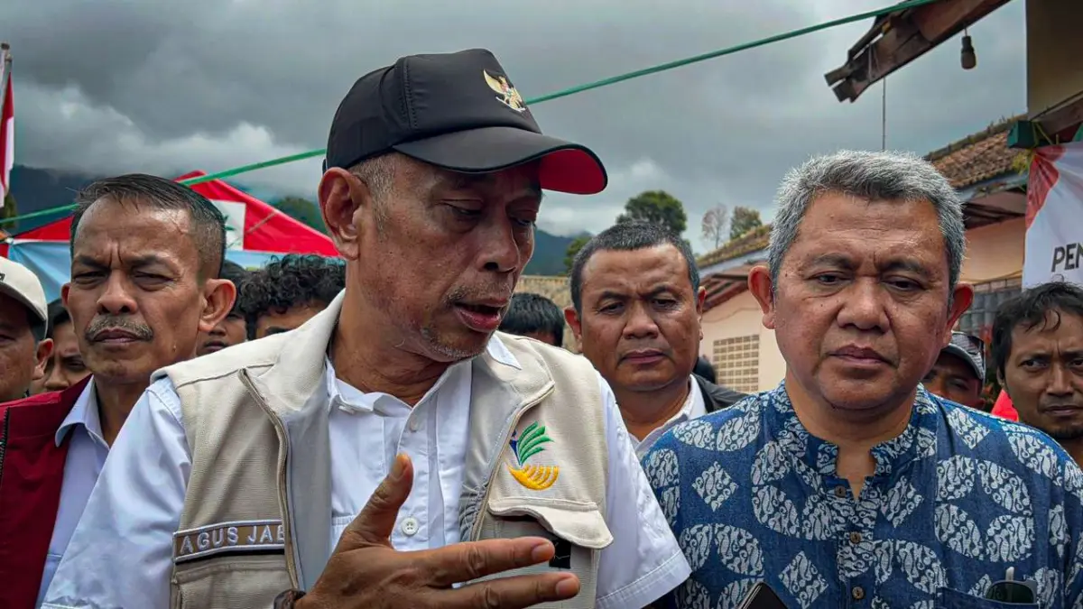 23 Ahli Waris Terdampak Bencana di Bandung Barat Terima Santunan dari Wamensos Wakil Menteri Sosial (Wamensos) Agus Jabo Priyono didampingi Sekda Bandung Barat, Ade Zakir