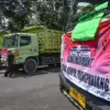 Sejumlah massa memasang spanduk di truk saat melakukan aksi di depan Gedung Sate, Kota Bandung, Jumat (6/2)
