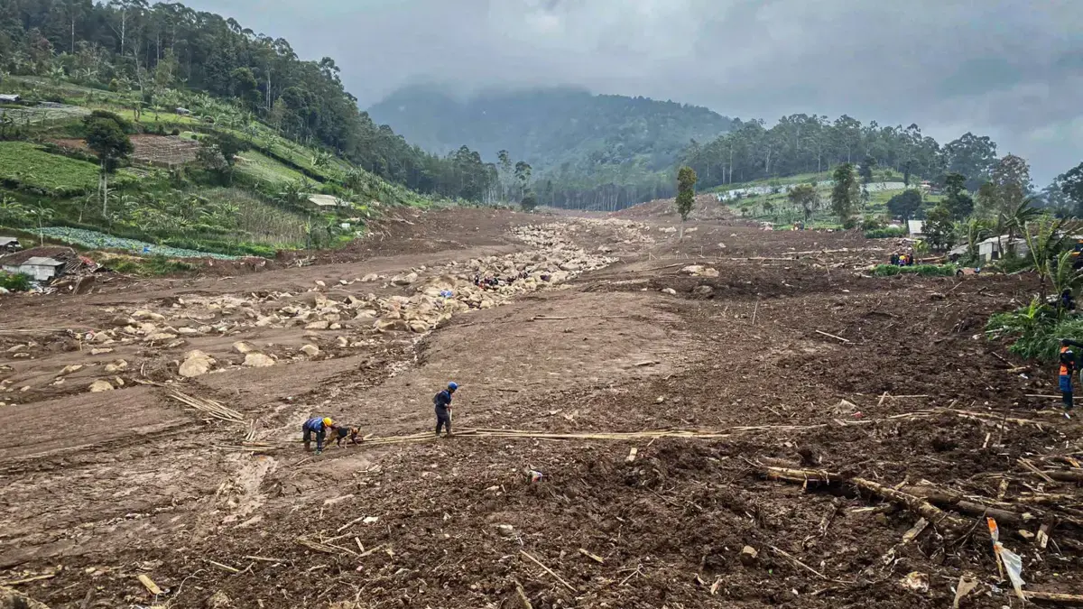 Puluhan rumah dan pertanian warga Kampung Pasirkuning, Desa Pasirlangu, Kecamatan Cisarua, Bandung Barat