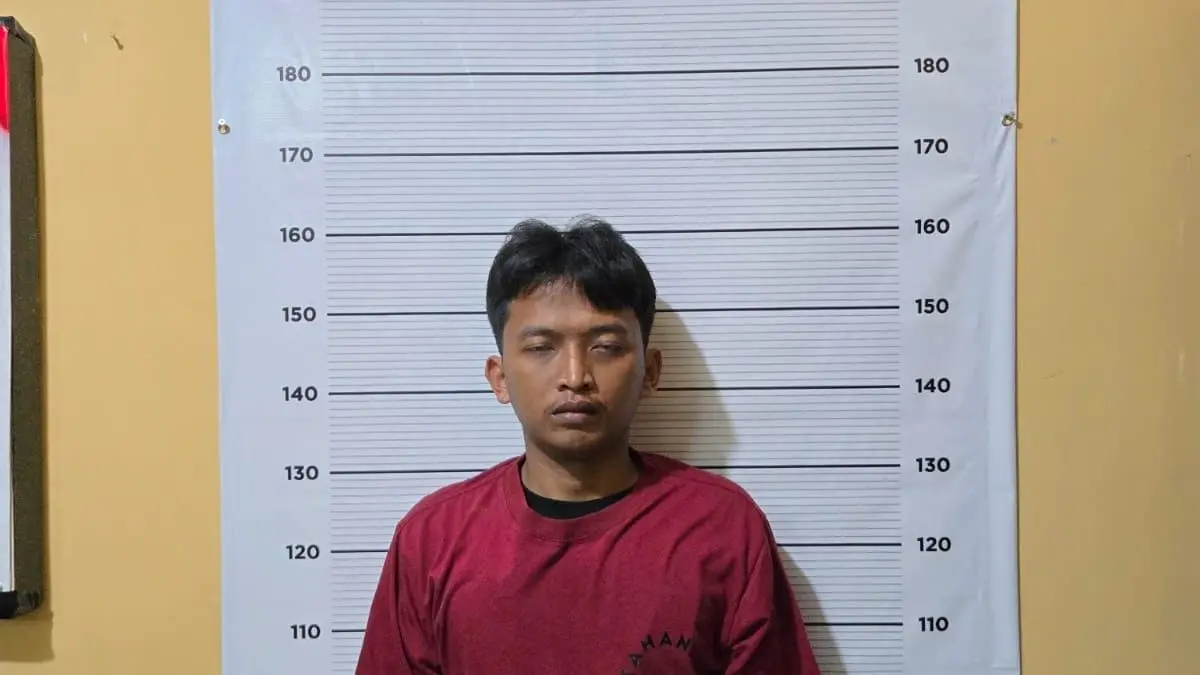 Dicari Sejak 2024, Begal Sadis di Gunung Sindur Akhirnya Ditangkap Polisi Pelaku begal sadis di Gunung Sindur saat ditangkap Polsek Gunung Sindur. Foto: Polsek Gunung Sindur.