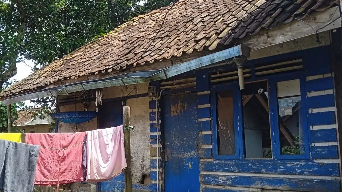 Nyaris Runtuh, Rumah Penjual Balon Keliling Tak Tersentuh Bantuan Kondisi rumah bilik milik Aan, di Dusun Linggamanik RT2 RW7, Desa Panyingkiran, Kecamatan Ciamis
