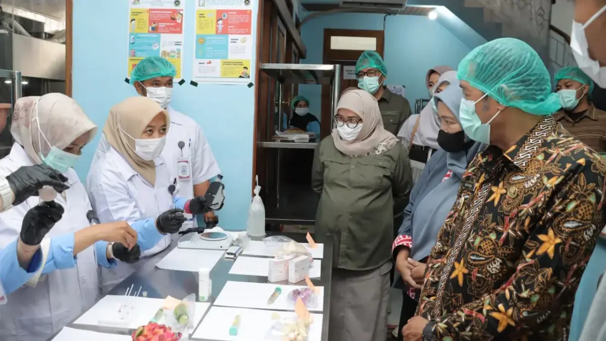 Wali Kota Cimahi, Ngatiyana Bersama Sejumlah Kepala Dinas saat Sidak ke Dapur SPPG Baros (Dok: Humas Pemkot Ci