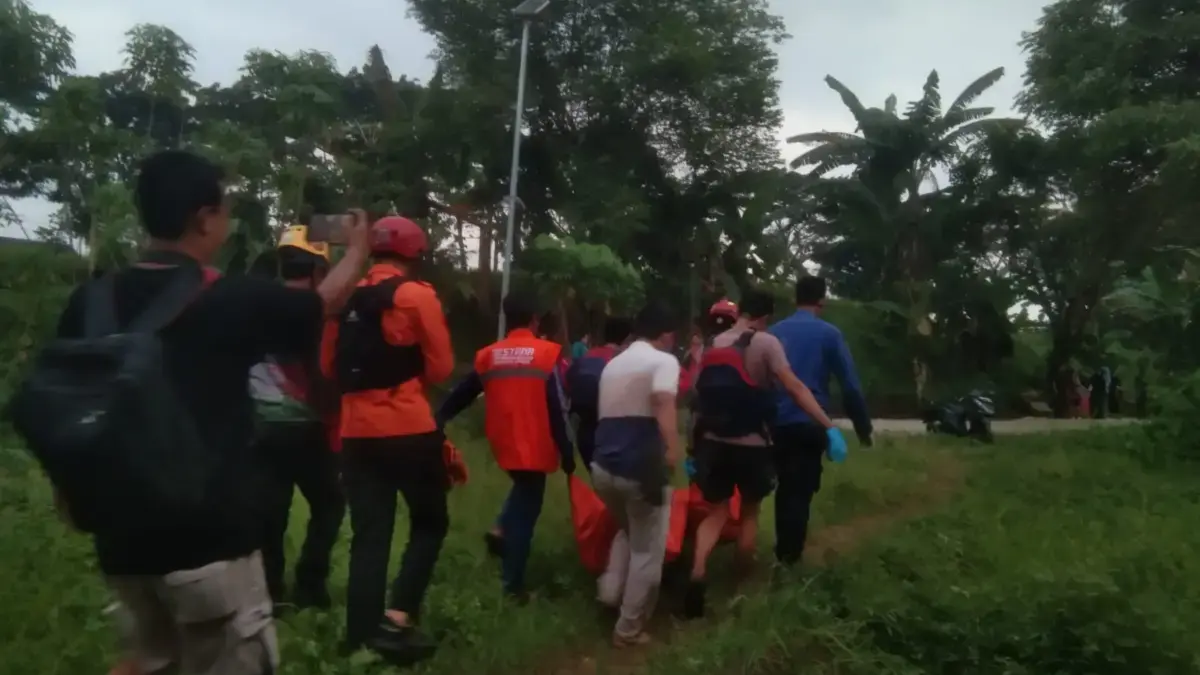 Proses evakuasi jenazah Oding yang hanyut di kali Cipamingkis, Jonggol. Foto: BPBD Kabupaten Bogor
