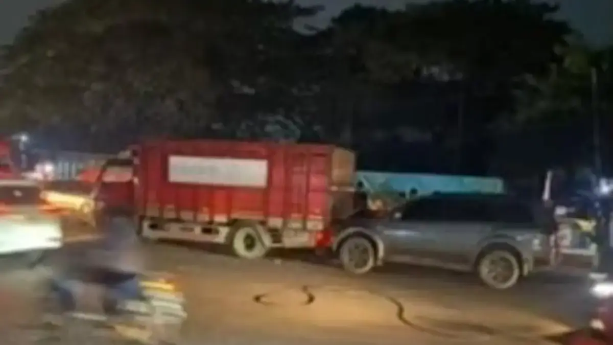 Hindari Kabel Menjuntai, Mobil Tabrak Truk di Jalan Cileungsi–Jonggol Mobil tabrak mobil akibat hindari kabel menjuntai di Jalan Raya Cileungsi-Jonggol. Dok: Warga
