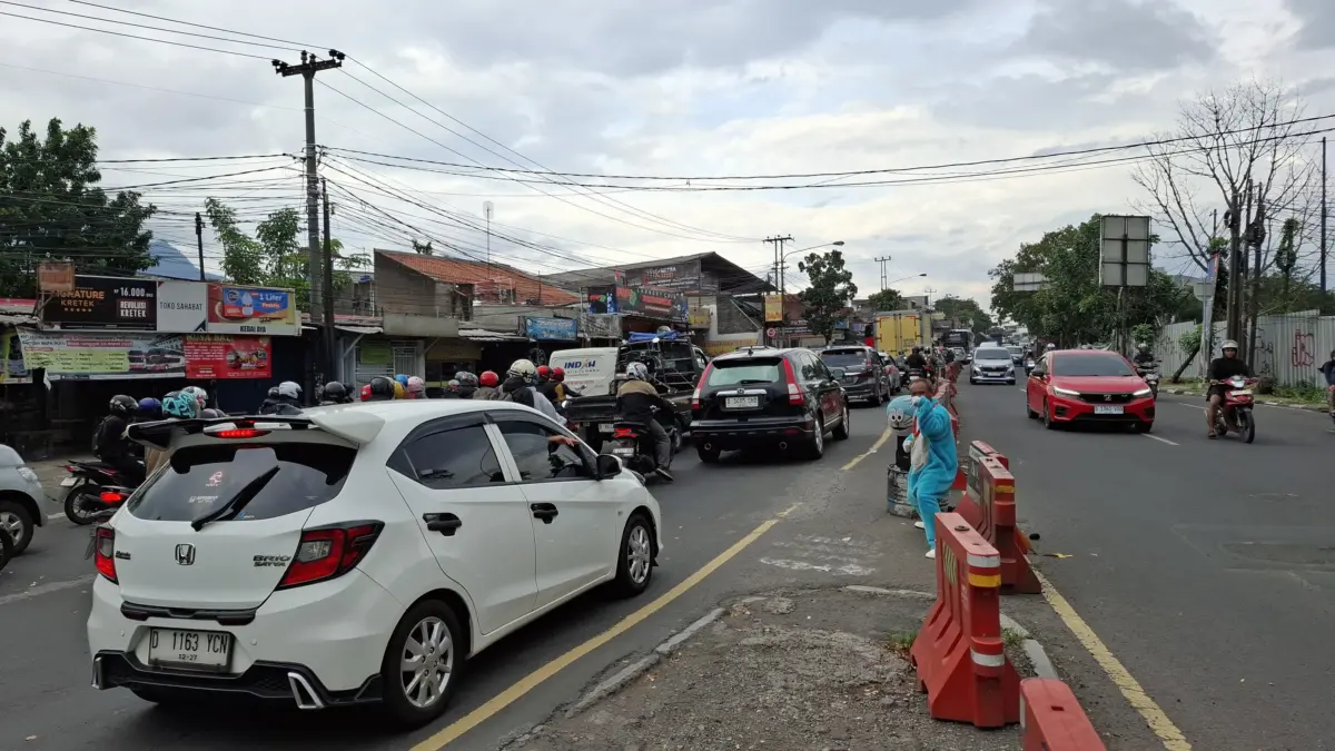Kemacetan lalu lintas di kawasan Cibiru, Kota Bandung, kini menjadi masalah rutin bagi warga. Kepadatan kendar