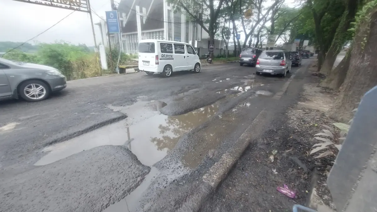 Jalan KH Abdullah bin Nuh Rusak Parah, PUPR Kota Bogor: Itu Jalan Nasional, Saat Ini Mulai Diperbaiki Jalan KH Abdullah bin Nuh Rusak Parah, PUPR Kota Bogor: Itu Jalan Nasional, Saat Ini Mulai Diperbaiki