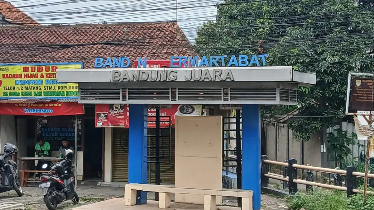 Kurang Terawat, Halte Depan UIN Bandung Dinilai Tak Nyaman Sumber : Aisya Karoma Nursida/Magang/Jabar Ekspres Halte yang seharusnya menjadi fasilitas umum yang nyaman, k