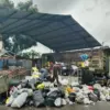 Petugas pengangkut sampah di tengah tumpukan sampah yang menggunung. Volume sampah harian di kawasan ini dilap