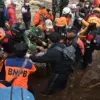 Tim SAR gabungan mengevakuasi jenazah korban bencana tanah longsor yang ditemukan di Desa Pasirlangu, Cisarua