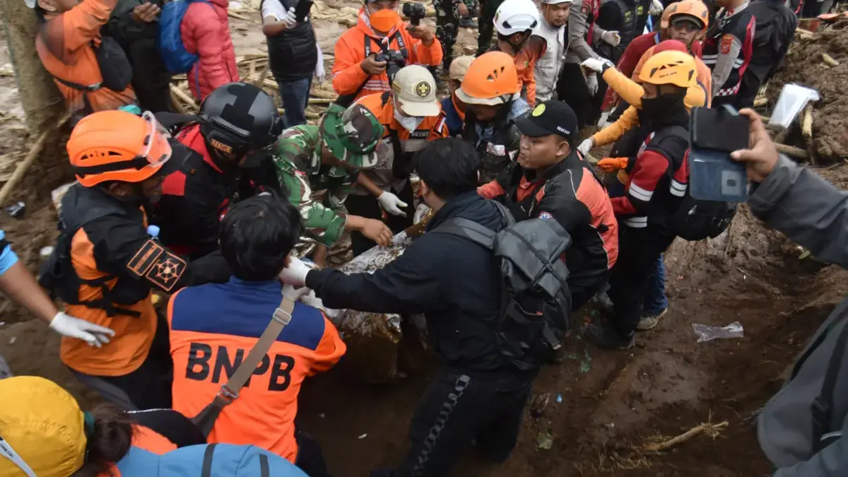 Meski Dilanda 11 Bencana, BPBD Cimahi Tetap Kirim Tim Bantu Korban Longsor Cisarua Tim SAR gabungan mengevakuasi jenazah korban bencana tanah longsor yang ditemukan di Desa Pasirlangu, Cisarua