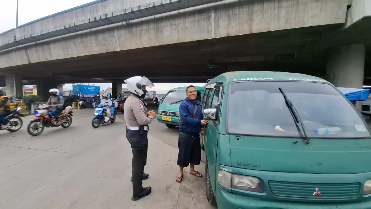 Simpang Susun Cileunyi Kian Semrawut, Angkot Ngetem Liar karena Tak Ada Terminal Anggota Satlantas Polresta Bandung ketika melakukan edukasi terhadap sopir angkot supaya tidak sembarangan