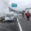 Sebuah Mobil Terbakar di Tol Cimahi Selatan, 4 Penumpang Selamat