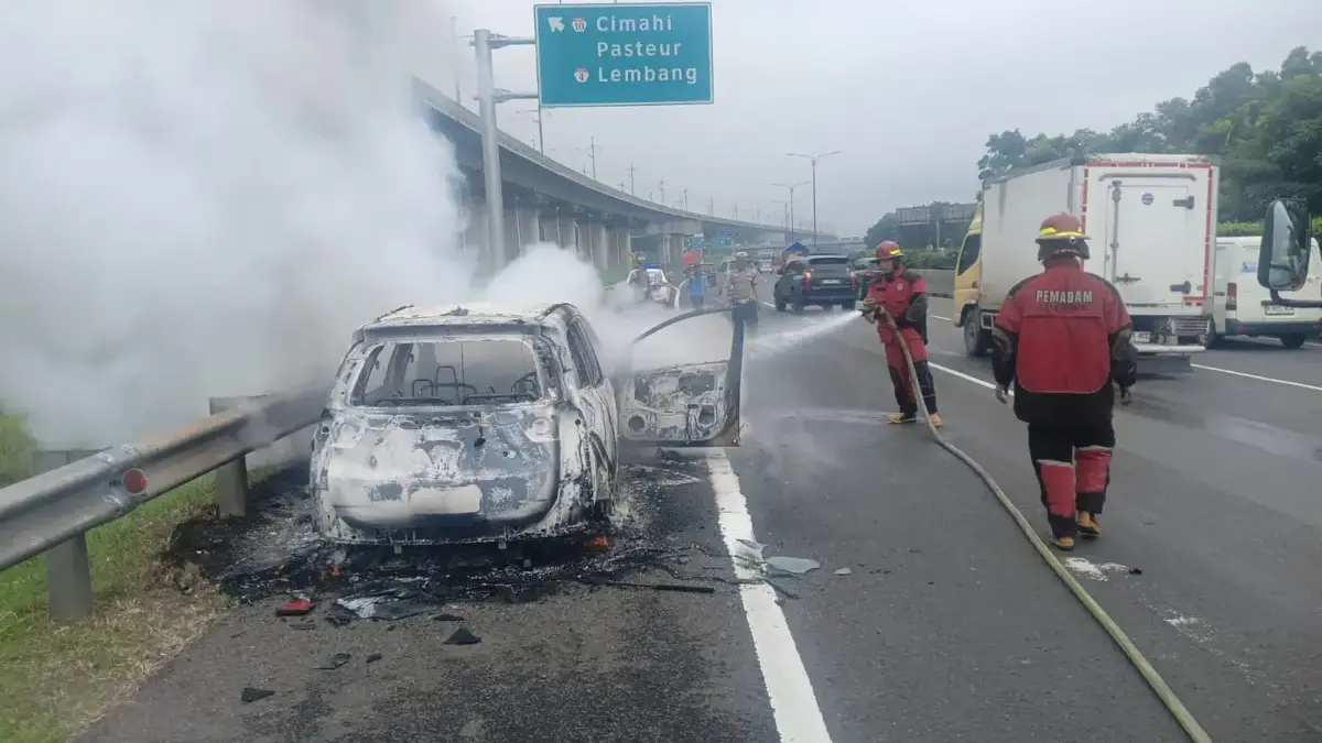 Sebuah Mobil Terbakar di Tol Cimahi Selatan, 4 Penumpang Selamat Sebuah Mobil Terbakar di Tol Cimahi Selatan, 4 Penumpang Selamat