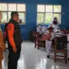 Petugas BPBD Kabupaten Bandung Barat meninjau kondisi salah satu sekolah di Desa Pasirlangu, Kecamatan Cisarua
