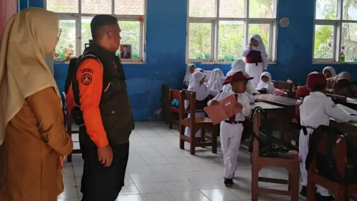 Setelah Dua Pekan Daring, Siswa di Empat Sekolah Cisarua Kembali Belajar Tatap Muka Petugas BPBD Kabupaten Bandung Barat meninjau kondisi salah satu sekolah di Desa Pasirlangu, Kecamatan Cisarua