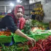 Pedagang merapikan cabai di Pasar Kosambi, Kota Bandung, Selasa (10/2). Foto: Dimas Rachmatsyah / Jabar Ekspre
