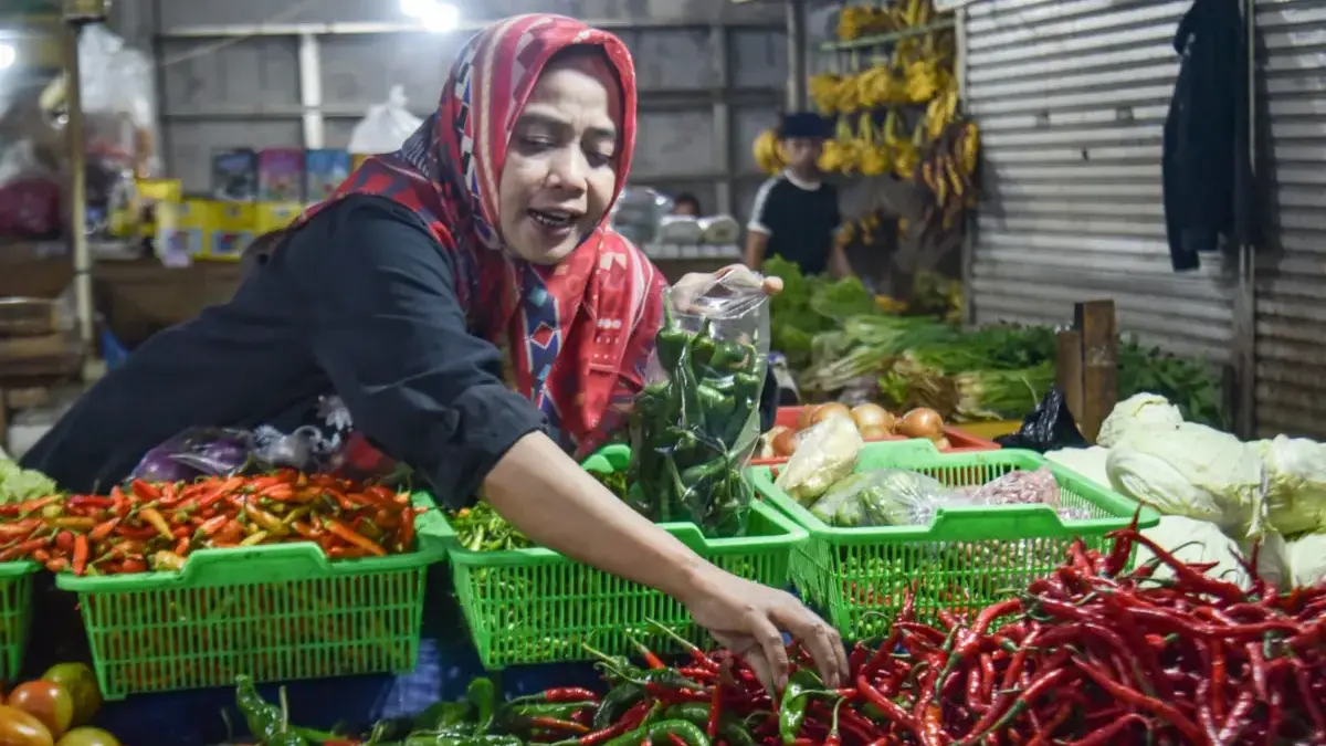 Pedagang merapikan cabai di Pasar Kosambi, Kota Bandung, Selasa (10/2). Foto: Dimas Rachmatsyah / Jabar Ekspre