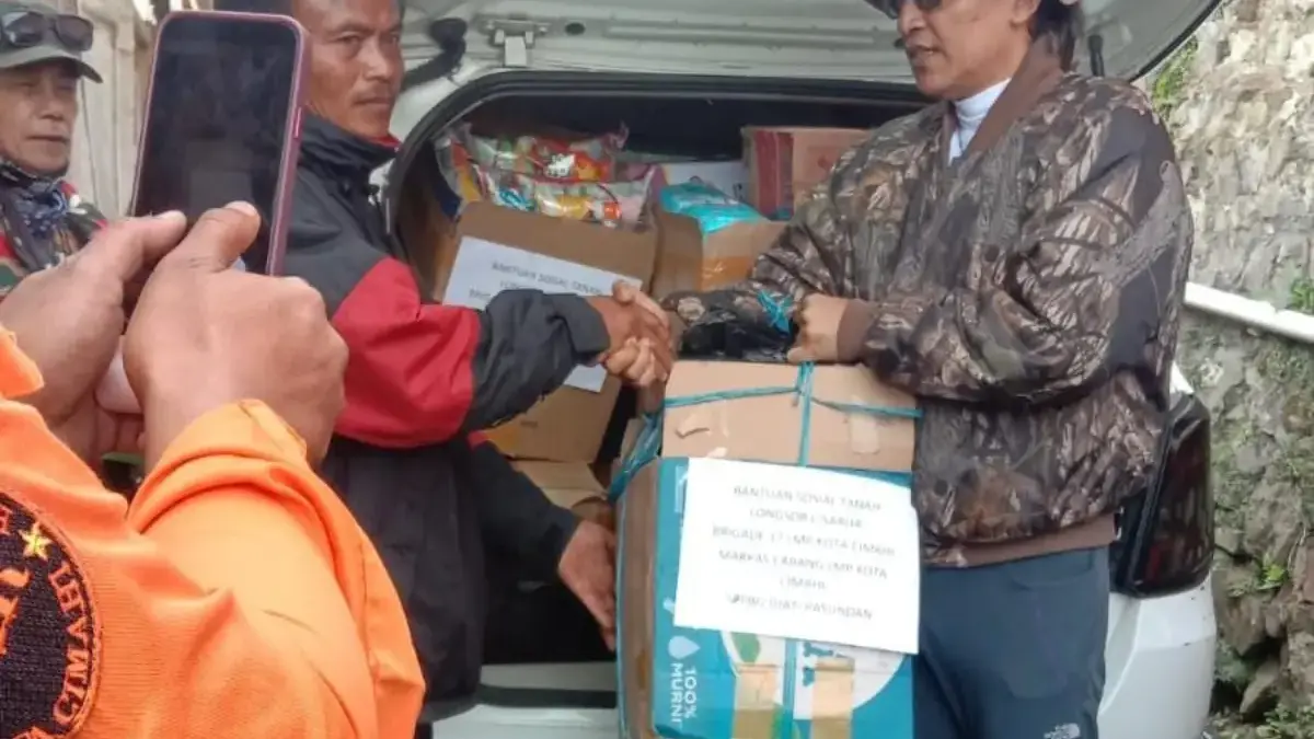 Pasca Longsor Cisarua,Brigade 17 LMP Cimahi Kirim Bantuan Khusus ke Lokasi Longsor Perwakilan Brigade 17 Laskar Merah Putih (LMP) Kota Cimahi saat Memberikan Bantuan pada Korban Longsor Cisarua