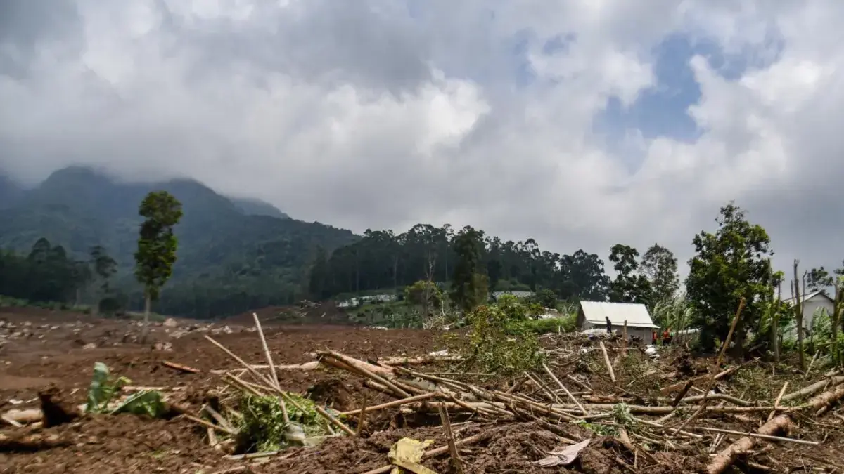 Kondisi tanah longsor di Desa Pasirlangu, Cisarua, Kabupaten Bandung Barat, Jawa Barat