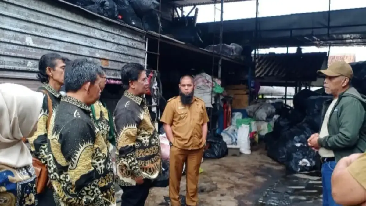 Tiga TPS Ilegal di Lembang Ditutup Komisi III DPRD KBB Ketua Komisi III DPRD KBB, Pither Tjuandys bersama dinas terkait dan Pemdes Wangunsari saat sidak TPS ilegal d