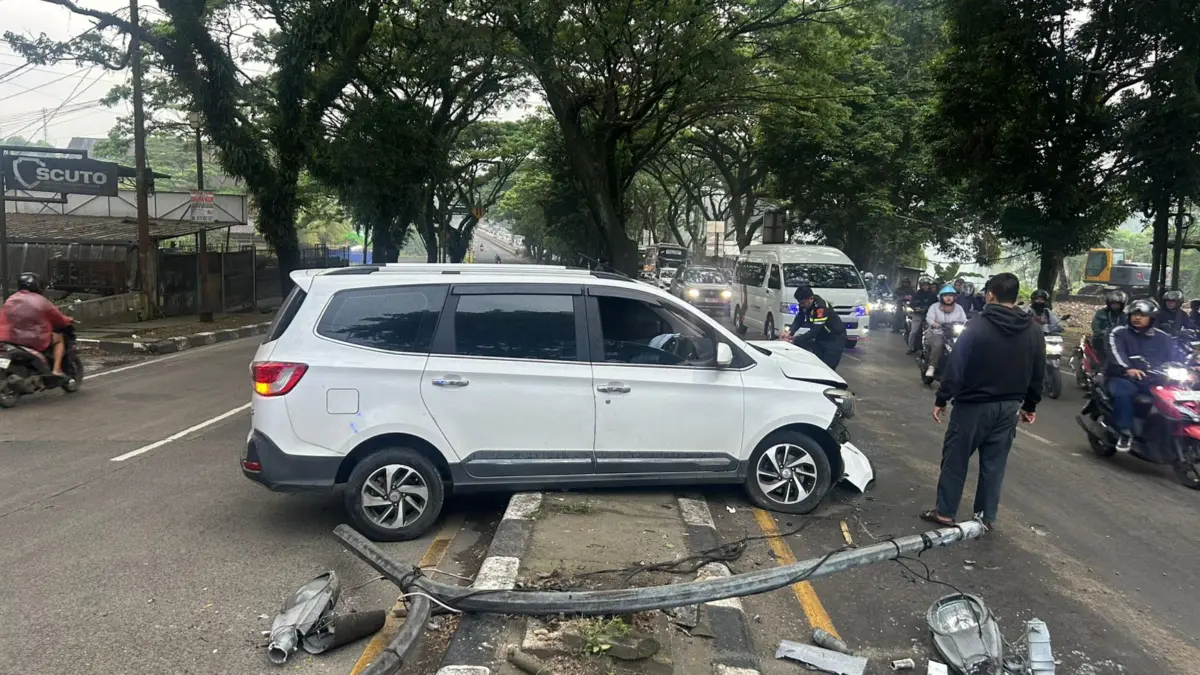 Kecelakaan lalu lintas tunggal terjadi di ruas Jalan KH Abdullah Bin Nuh, tepatnya di dekat RS Graha Medika, K