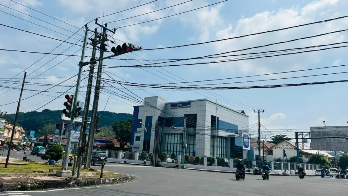 Warga Desak Pemkot Banjar Tertibkan Kabel Internet \'Spaghetti\'