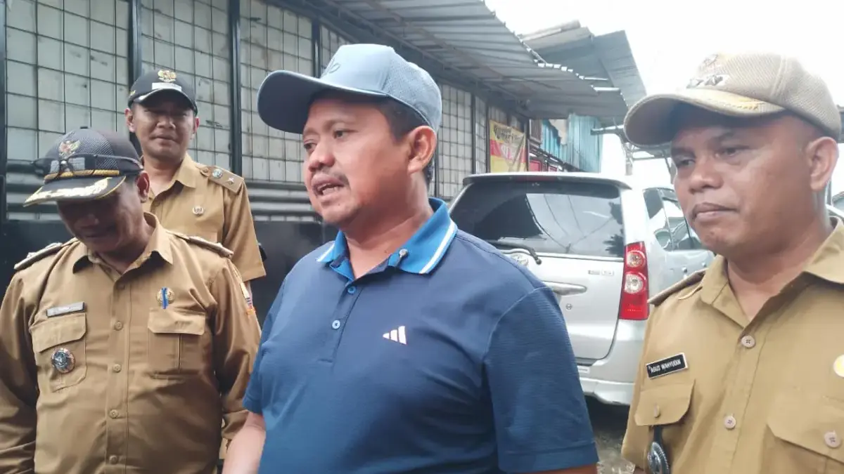 Jalan Mulus, Ekonomi Tumbuh: Bupati Sumedang Fokus Perbaikan Akses Pertanian Bupati Sumedang, Dony Ahmad Munir ketika ditemui usai mengecek progres perbaikan jalan