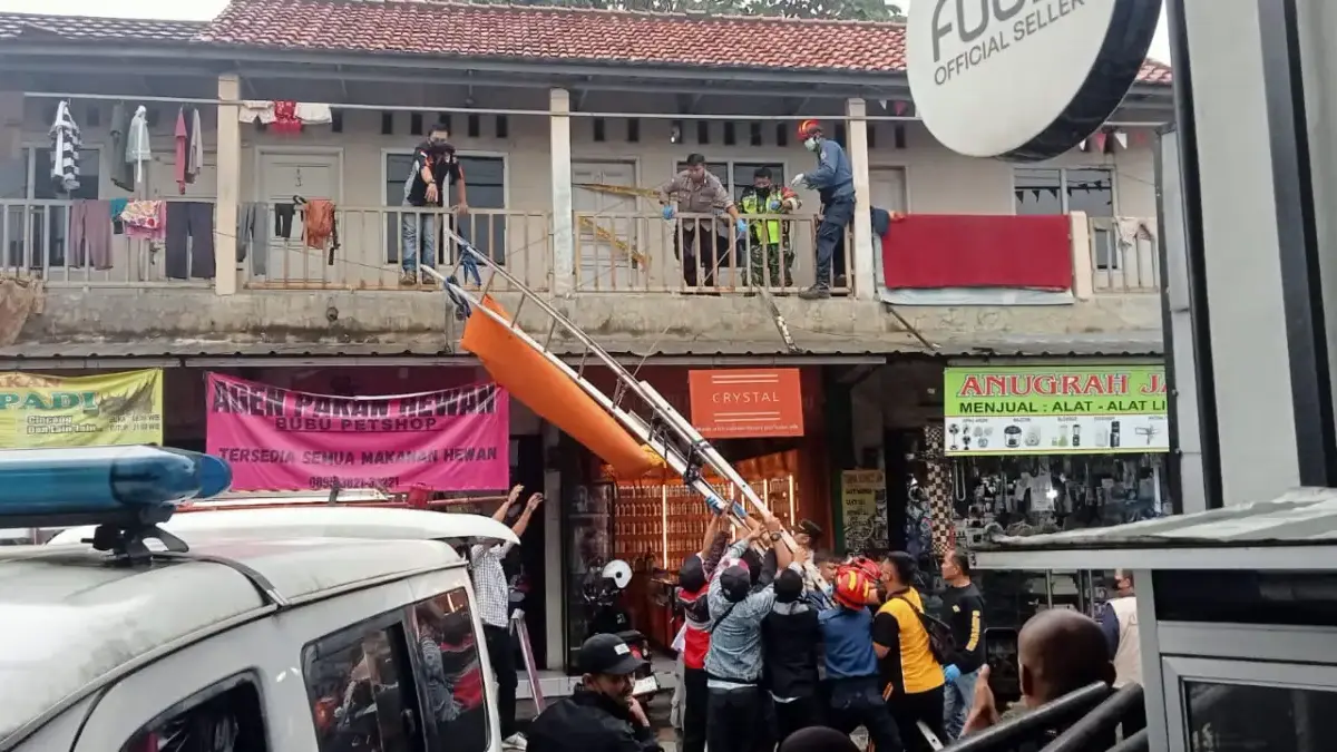 Pria 48 Tahun Ditemukan Tewas di Dalam Kontrakan di Sukaraja Bogor Proses evakuasi jenazah pria berumur 48 tahun di Cilebut Timur, Sukaraja. Foto: Polsek Sukaraja