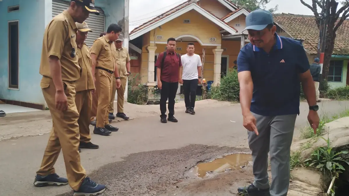 Bupati Sumedang, Dony Ahmad Munir (kanan) ketika sedang menunjukkan titik saluran drainase