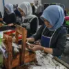Pekerja memproduksi sigaret kretek tangan di pabrik rokok Rifai Anugerah Jaya di Kota Cimahi, Rabu (11/2). Pro