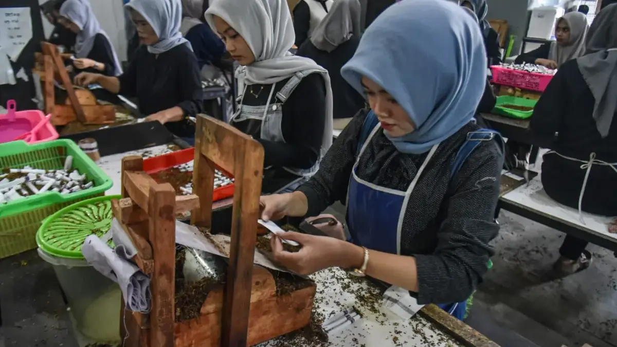 Pekerja memproduksi sigaret kretek tangan di pabrik rokok Rifai Anugerah Jaya di Kota Cimahi, Rabu (11/2). Pro