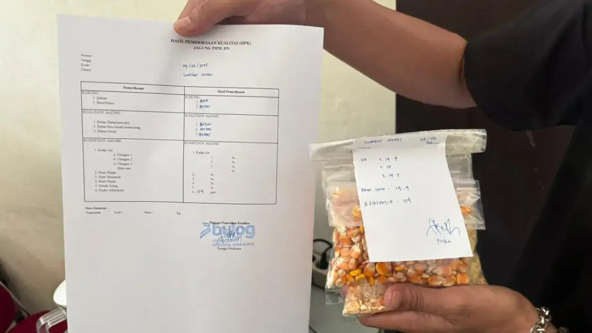 Polres Cimahi Temukan Jagung Tak Penuhi Standar Kadar Air dan Aflatoksin di Gudang Bulog Gede Bage Polres Cimahi saat Melakukan Pengecekan Kadar Air dan Alfatoksim pada Komoditas Jagung di Gudang Bulog Gede Ba