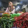 Pedagang merapikan cabai di Pasar Kosambi, Kota Bandung, Rabu (11/2). Foto: Dimas Rachmatsyah / Jabar Ekspres