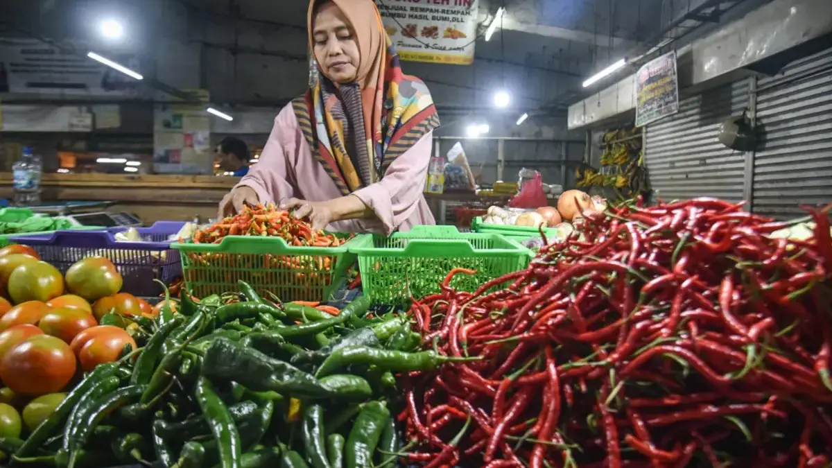 Pedagang merapikan cabai di Pasar Kosambi, Kota Bandung, Rabu (11/2). Foto: Dimas Rachmatsyah / Jabar Ekspres