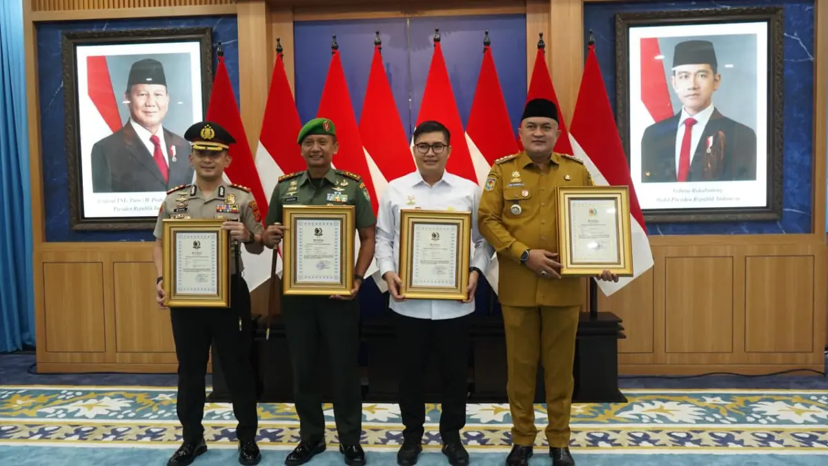 Bupati Bogor Rudy Susmanto Terima Penghargaan Brevet Kehormatan Paspampres 
