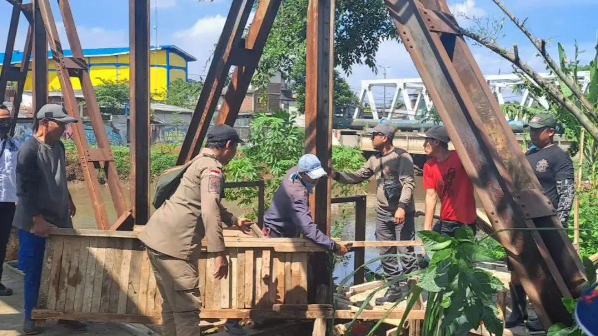 Percepat Normalisasi dan Pengendalian Banjir, Tim Gabungan Tertibkan Bangunan Liar di Bantaran Citarum Percepat Normalisasi dan Pengendalian Banjir, Tim Gabungan Tertibkan Bangunan Liar di Bantaran Citarum