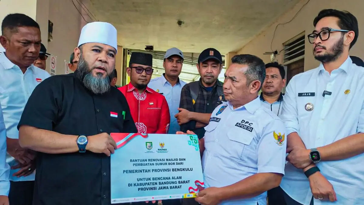 Kunjungi Lokasi Bencana, Helmi Hasan Gelontorkan Rp370 Juta untuk Warga Pasirlangu Kunjungi Lokasi Bencana, Helmi Hasan Gelontorkan Rp370 Juta untuk Warga Pasirlangu
