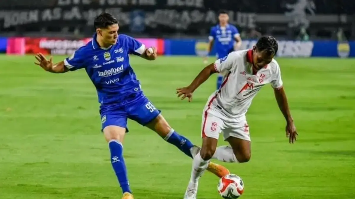 Persib Diunggulkan! Maung Bandung Punya Modal Kuat Tekuk Ratchaburi di ACL Two Pemain Persib Bandung Federico Barba berebut bola dengan Pemain Malut United