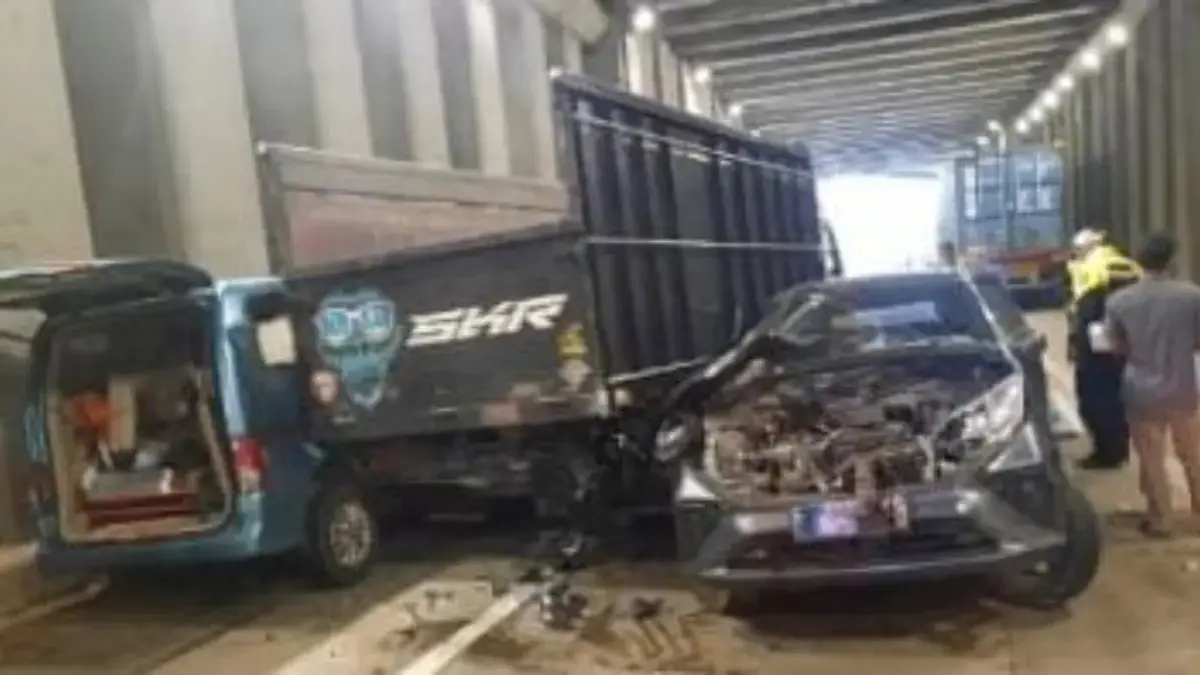 Truk Tabrak Enam Mobil di Underpass Ciawi KM 47B, Tujuh Kendaraan Terlibat Kecelakaan di underpass Ciawi KM47B. Foto: PJR Tol Jagorawi