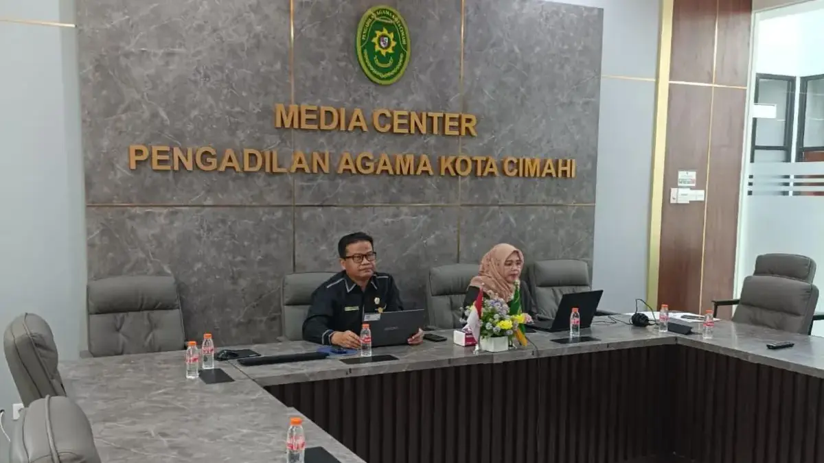 Wakil Ketua PA Cimahi, Al Fitri (kiri) bersama Hakim PA Cimahi, Siti Munawaroh (kanan) saat Mengikuti Diskusi