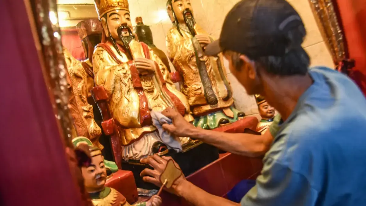Menjelang Imlek, Ritual Pemandian Rupang dan Patung Dewa di Vihara Dharma Ramai Relawan membersihkan patung Dewa di Vihara Dharma Ramsi, Kota Bandung, Kamis (12/2). Pembersihan patung dewa d