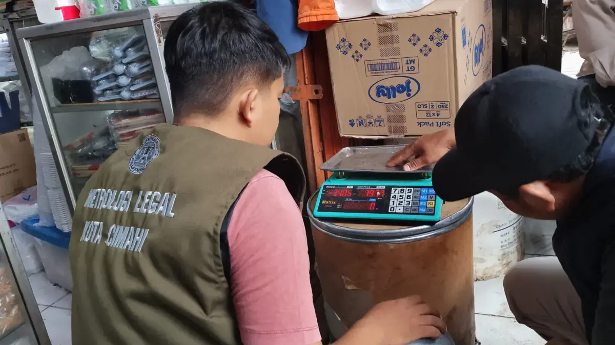 Minimalisir Kecurangan, UPTD Metrologi Legal Tera Ulang Timbangan Pedagang di Pasar Cimindi Minimalisir Kecurangan, UPTD Metrologi Legal Tera Ulang Timbangan Pedagang di Pasar Cimindi