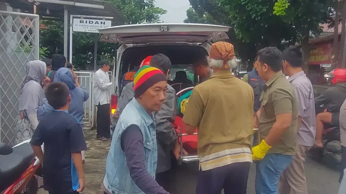 Pria 33 Tahun Ditemukan Tewas Tergantung di Kafe Rumahan Bogor Utara Seorang pria berinisial MY (33) ditemukan tewas diduga gantung diri di sebuah kafe rumahan rumahan