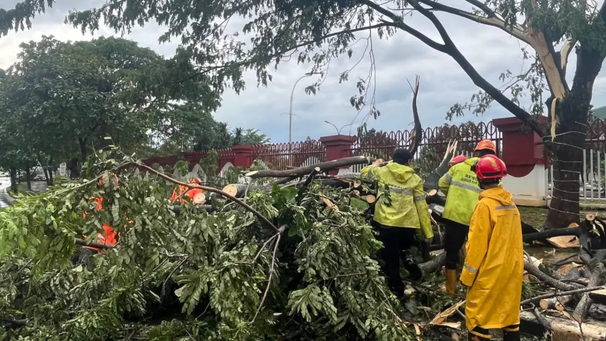 Stadion Pakansari Porak-poranda Diterjang Angin Kencang, Satu Orang Terluka! Diterjang Angin Kencang, Stadion Pakansari Porak-poranda : Satu Orang Luka