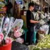 Pembeli memilih bunga Valentine yang dijual di Pasar Bunga Palasari, Kota Bandung, Kamis (12/2)
