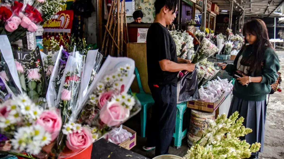 Jelang Valentine, Pasar Bunga Palasari Mulai Diserbu! Buket Merah-Pink Paling Laris Pembeli memilih bunga Valentine yang dijual di Pasar Bunga Palasari, Kota Bandung, Kamis (12/2)