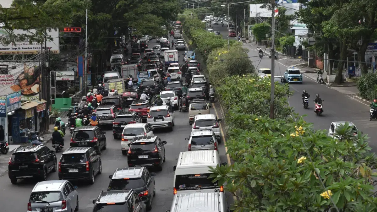 Antrian kendaraan yang terjebak kemacetan di Jalan Dr. Djunjunan, Kota Bandung, Kamis (12/2)