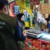 Petugas UPTD Metrologi Legal Cimahi saat Uji Tera Timbangan di Pasar Cimindi (mong)